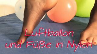 Balloons and nylon feet - Luftballons und Füße in Nylon