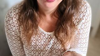 Ik pijp mijn man en trek hem af, op het laatste moment neemt hij het van mij over en spuit hij een dikke lading zaad op mijn gezicht! Ik laat het resultaat ook zien aan het eind van de video! En oja, ik draag een doorschijnende trui!