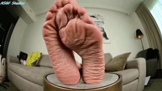 Latina GILF, high arches and super wrinkly soles - MP4
