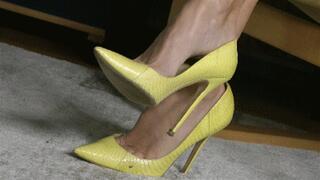 CrossedLegsShoeplay (WMV)