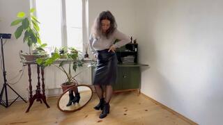 hard tapping in boots on wooden flore mov