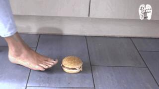 Burgers under pretty naked Feet