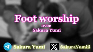 SAKURA YUMI - FOOT WORSHIP #1 : "Elle y prend goût !"