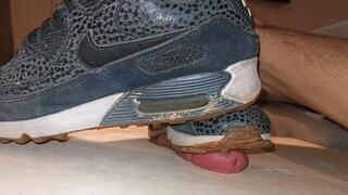 Full weight cock trample old nike air max