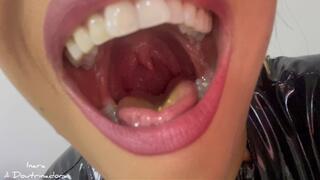 MInha uvula gigante suja com doces de bruxa