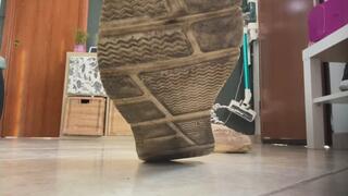 Inginocchiati al mio cospetto quando torno a casa! E ora lecca le mie scarpe luride