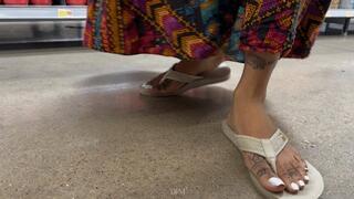 “Wifey z shopping feet”