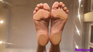 Annabelle Soles on Glass - 4K MP4