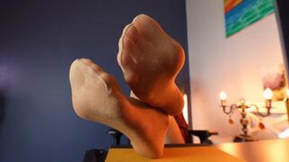 Catwoman Stella Want's Has Worshiped Feet With Gold Pantyhose - HD 1920x1080