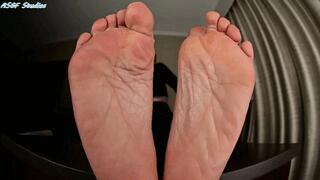 GILF s soles back for a rub down - MP4