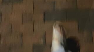 Walking in Miämiii, wearing sandals showing my toes