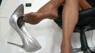 Her seductive legs MP4 (1920x1080) FHD