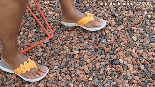 Ebony MILF Shiney Thighs Legs N Pretty Pink Toes