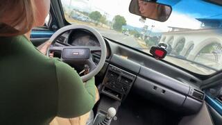 Karlotta puts fuel and the battery of the Fiat 1