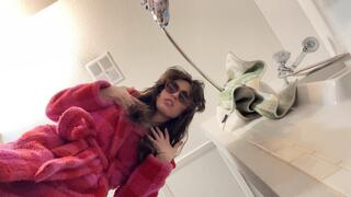 Tinies Get Feet (Giantess)