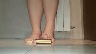Tall BBW - 80 kg girl crush fetish snack and tomato chubby big size 12 barefeet short clip