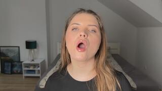 Blonde girl a lot of lip gloss (4k)