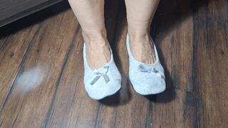 Deep toe wiggle in grey ballet flats 2 V