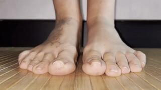 Italian girlfriend - 90 kg size 12 feet hand trampling barefoot full weight under heavy tall amazon girl