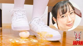 Shoe Food Crush: Yui Nonami Dirties Her White Sneakers- (4K Video)