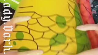 Estourando balões com unhas longas naturais