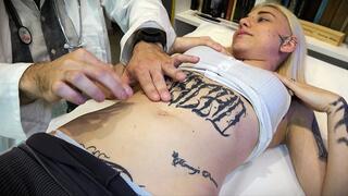 Dalila Dark: esame alla pancia - Dalila Dark: belly exam (MEDICAL FETISH)