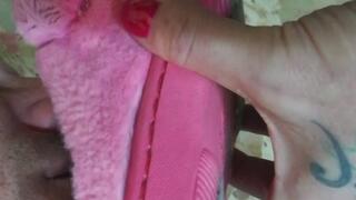 annusa ciabatte sudate e poi i piedi