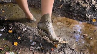 Carolina Herrera Sandals Got Stuck in Mud, High Heels in Mud, Sandals Stuck, Wet High Heels