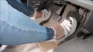 Cranking revving wedge sandals