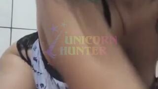 Tocando uma siririca usando consolo grande e preto