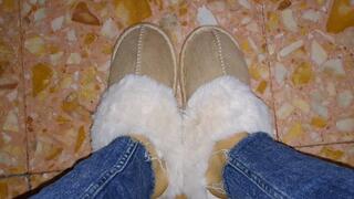 WARM SOFT FLUFFY SLIPPERS TO SINK FEET IN