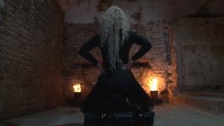 SHEELA SINNER - FACESITTING IN CATSUIT