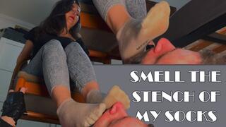 Bondage: Smell My Stinky Socks (Part 1) - Annusa i miei Calzini Puzzolenti Legato (Parte 1)