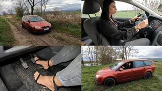 Realtor Jade takes a wrong turn and gets stuck on the grass