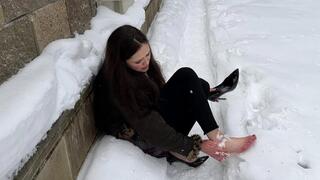 Alena twisted ankle in snow, girl walks in one shoe, twisted ankle girl, high heels on snow