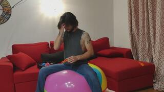 Léo pop balloons and his giant beach ball