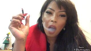 Eu fumo, ajoelha abre a boca e se masturba