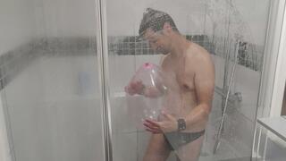 Cédric pop balloons in the shower