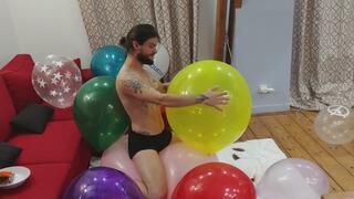 Léo blow and burst balloons