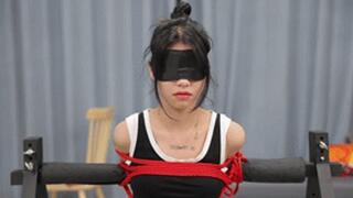 xy258-A girl in pantyhose was tied to a steel frame with her feet hung up behind her and was brought to orgasm by a vibrator