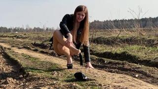 Aliona twisted ankle, girl walks in one shoe, twisted ankle girl, high heels on the field