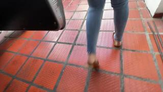 Jarlyn cleans the carburetor of the Fiat 147