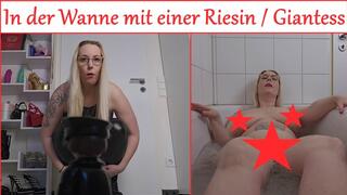 In der Wanne mit einer Riesin