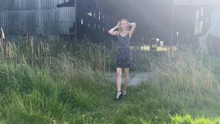 A girl in very high-heeled shoes loves her sharp heels very much and loves to crush everything that gets in the way with them (reissue)