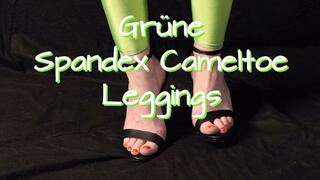 Aresah in green cameltoe spandex leggings - Aresah in grüner Cameltoe-Spandex-Leggings