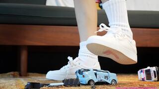 Crush - The girl rubbed and squeezed the toy car with her feet, and finally put on her shoes and trampled the toy car to pieces