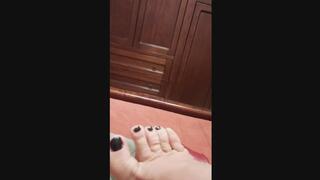 Handjob e Footjob con le mie ciabatte da camera in pelle rossa