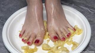 Xiaoyu uses her sexy feet to crush bananas into mud and mix with cream