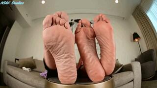 MILFs Moody & Domi BIG BARE SOLES ! - MOV