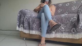 Foot Flip flops and jeans